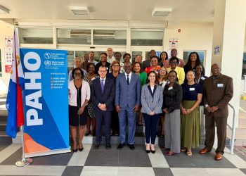 El Ministro Brug da la bienvenida a la delegación de la PAHO/WHO para la Consulta Nacional de Salud