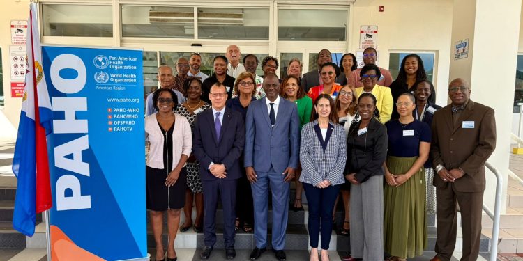El Ministro Brug da la bienvenida a la delegación de la PAHO/WHO para la Consulta Nacional de Salud