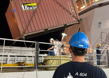 El buque de la Armada Neerlandesa HNLMS Pelikaan entrega ayuda humanitaria a Jamaica