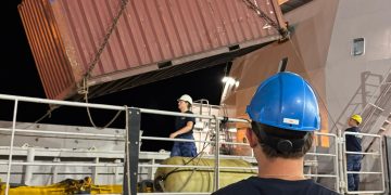 El buque de la Armada Neerlandesa HNLMS Pelikaan entrega ayuda humanitaria a Jamaica