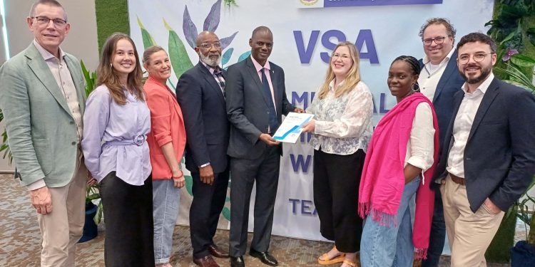 El Ministerio de VSA recibe la versión final de la visión y el plan estratégico decenal de salud mental de Sint Maarten