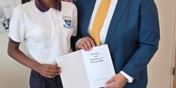 La Ministra Gumbs recibe a la joven autora Mo’Riah Stewart para un inspirador debate sobre alfabetización y creatividad juvenil