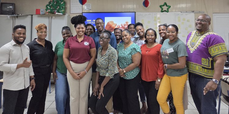 El programa piloto de capacitación en resolución de conflictos se extiende a estudiantes de secundaria y padres