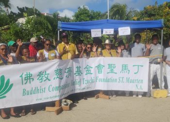 Tzu Chi distribuye paquetes de alimentos a 90 familias en la última entrega de ayuda en Cay Bay de 2025