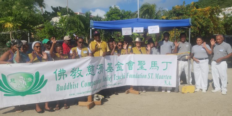 Tzu Chi distribuye paquetes de alimentos a 90 familias en la última entrega de ayuda en Cay Bay de 2025