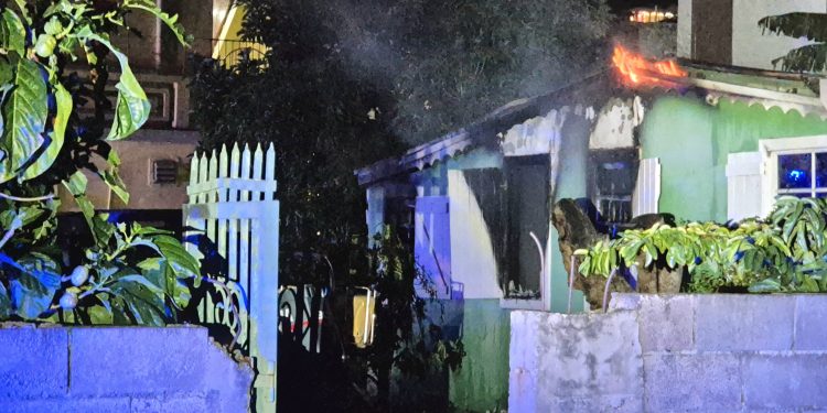 Controlan incendio en una casa en Ebenezer; un residente recibió atención médica por inhalación de humo