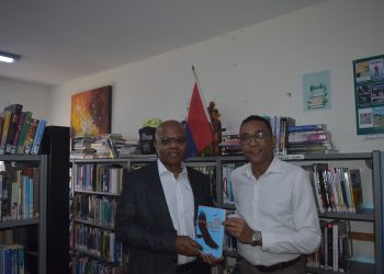 El ex Primer Ministro Etienne Ys dona su primera novela a la Biblioteca de Sint Maarten