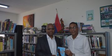 El ex Primer Ministro Etienne Ys dona su primera novela a la Biblioteca de Sint Maarten