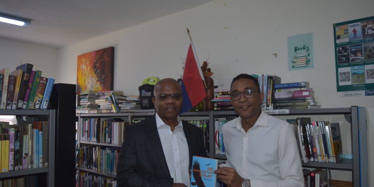 El ex Primer Ministro Etienne Ys dona su primera novela a la Biblioteca de Sint Maarten