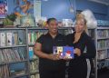 La Familia Euton dona libros a la colección infantil de la Biblioteca de Sint Maarten