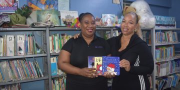 La Familia Euton dona libros a la colección infantil de la Biblioteca de Sint Maarten