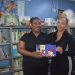 La Familia Euton dona libros a la colección infantil de la Biblioteca de Sint Maarten