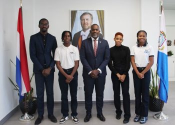 El Gobernador Baly se reúne con los ganadores del Concurso de Visión Creativa Juvenil del Simposio de Gobernadores