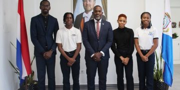 El Gobernador Baly se reúne con los ganadores del Concurso de Visión Creativa Juvenil del Simposio de Gobernadores