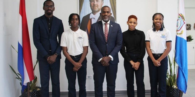 El Gobernador Baly se reúne con los ganadores del Concurso de Visión Creativa Juvenil del Simposio de Gobernadores