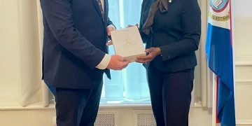 La Ministra Plenipotenciaria Arrindell analiza el papel de los marinos de Sint Maarten en la marina mercante del Reino durante la Segunda Guerra Mundial