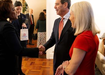 La Ministra Plenipotenciaria asiste a recepción navideña estadounidense en La Haya