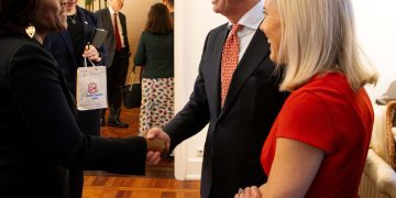 La Ministra Plenipotenciaria asiste a recepción navideña estadounidense en La Haya