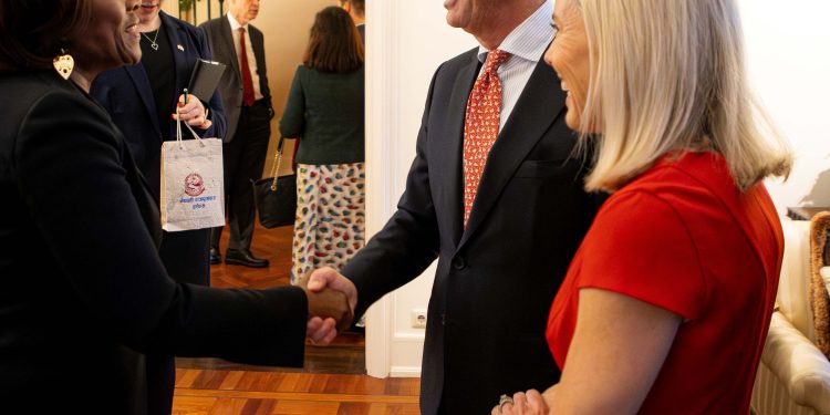 La Ministra Plenipotenciaria asiste a recepción navideña estadounidense en La Haya