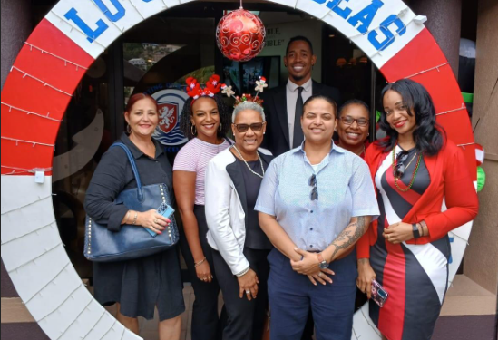 La Ministra Gumbs visita Learning Unlimited para revisar el programa de lectura y las iniciativas de alfabetización de la escuela