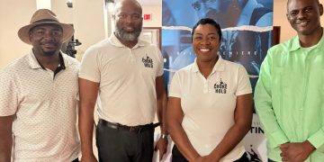 El Ministro de VSA felicita efusivamente a la cineasta y al equipo de la Iniciativa Rompiendo el Estrangulamiento por la exitosa finalización de su serie de proyecciones comunitarias