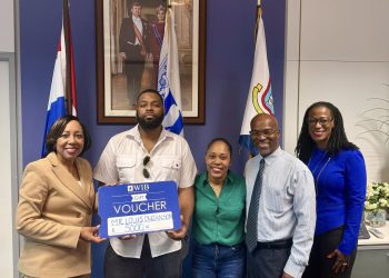 WIB contribuye al impulso y el avance del Libro de Estudios Gubernamentales de st. Maarten de Louis L. Duzanson