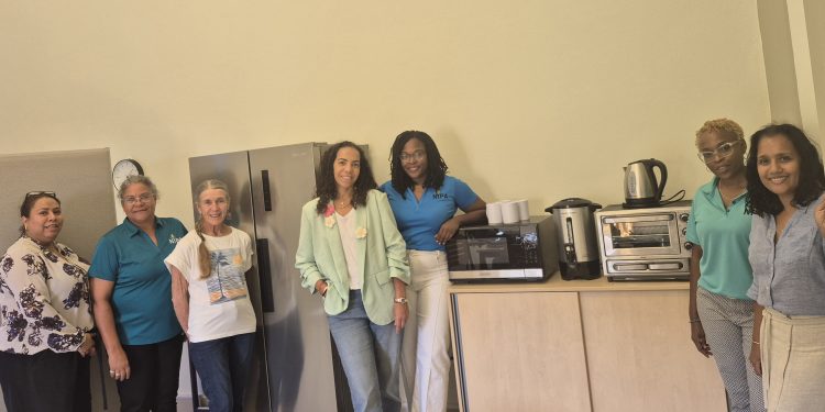 Island Gems apoya el Programa de Desayunos de NIPA con equipo de cocina