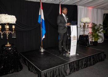 El Gobernador Baly se reúne con los ganadores del Concurso de Visión Creativa Juvenil del Simposio de Gobernadores