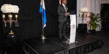 El Gobernador Baly se reúne con los ganadores del Concurso de Visión Creativa Juvenil del Simposio de Gobernadores