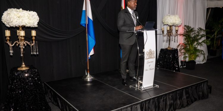 El Gobernador Baly se reúne con los ganadores del Concurso de Visión Creativa Juvenil del Simposio de Gobernadores