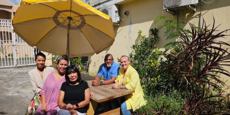 Island Gems apoya a la Fundación de Salud Mental (MHF) con una donación para su jardín