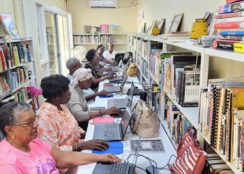 Conecta, conecta y prospera: Personas mayores en la era digital