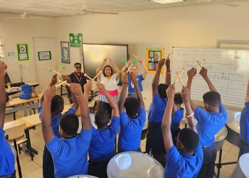 La Fundación Benéfica Island Gems apoya el programa de tambores metálicos de la Escuela Prince Willem-Alexander (PWAS)