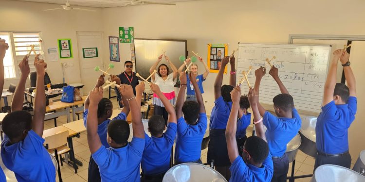 La Fundación Benéfica Island Gems apoya el programa de tambores metálicos de la Escuela Prince Willem-Alexander (PWAS)