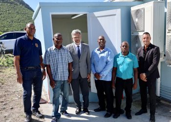 El Primer Ministro Dr. Mercelina Inaugura Nuevo Generador en el Departamento de Comunicaciones de Sint Maarten