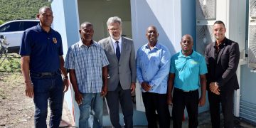El Primer Ministro Dr. Mercelina Inaugura Nuevo Generador en el Departamento de Comunicaciones de Sint Maarten