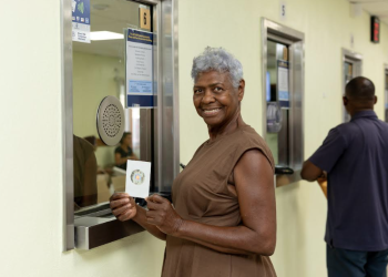 Servicio prioritario para personas mayores durante la recolección de calcomanías de 2026