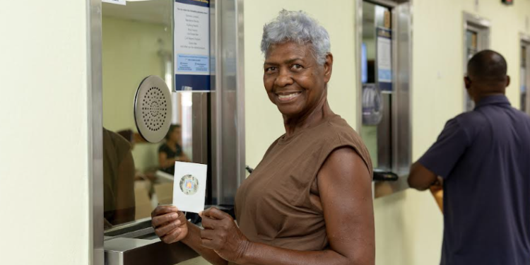 Servicio prioritario para personas mayores durante la recolección de calcomanías de 2026