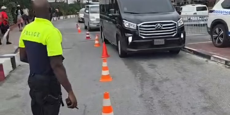 El KPSM toma medidas contra el estacionamiento ilegal en la zona de Maho