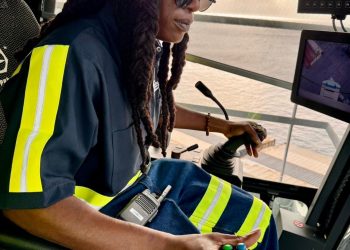 Maduro se convierte en la primera operadora de grúa en la terminal de cruceros y carga Dr. A.C. Wathey