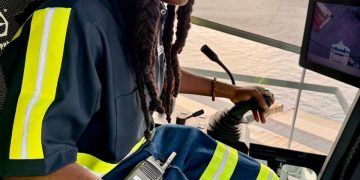 Maduro se convierte en la primera operadora de grúa en la terminal de cruceros y carga Dr. A.C. Wathey