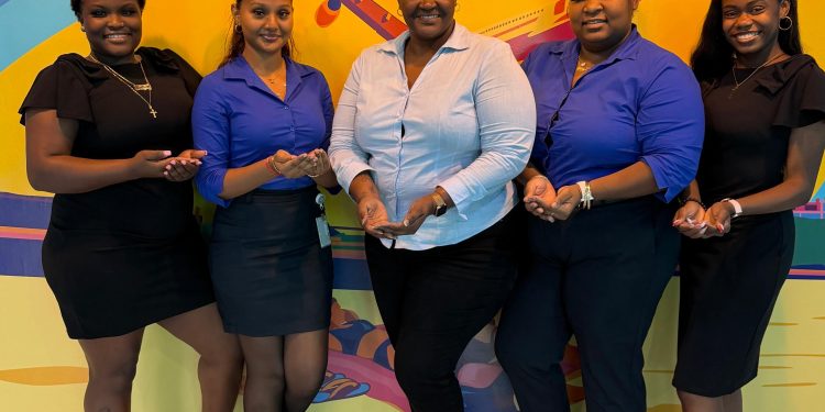 Liberty Caribbean promueve la conectividad para las mujeres