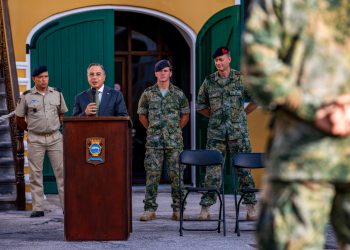13 participantes del Primer Entrenamiento Militar reciben una boina militar