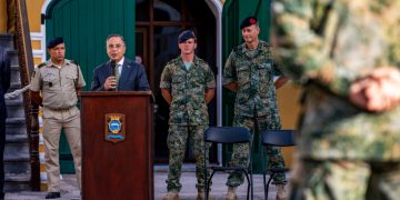 13 participantes del Primer Entrenamiento Militar reciben una boina militar