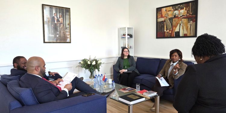 La Ministra Arrindell se reúne con el Ministro de VROMI, Patrice Gumbs, para fortalecer la cooperación