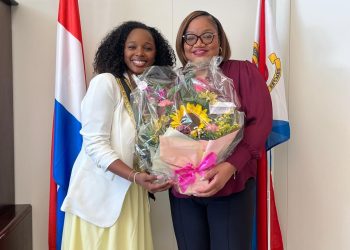 La tercera concursante de Reina del Carnaval y defensora de la educación financiera, Breyenne Brown, se reúne con la Honorable Ministra de Finanzas, Sra. Marinka Gumbs