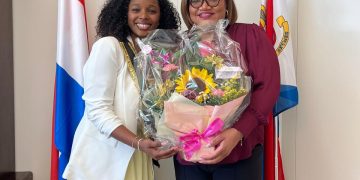 La tercera concursante de Reina del Carnaval y defensora de la educación financiera, Breyenne Brown, se reúne con la Honorable Ministra de Finanzas, Sra. Marinka Gumbs