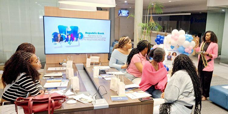 Breyenne Brown, concursante sénior del Carnaval, da vida a la gestión del presupuesto con su taller “Presupuesto 101”