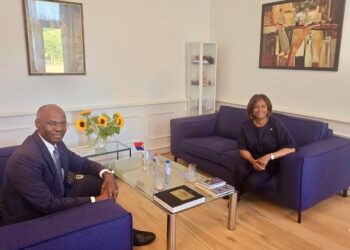 Ministra Arrindell recibe visita de cortesía del exgobernador de Sint Maarten