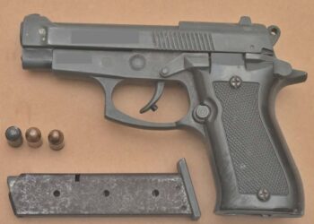 La Policía arresta a un sospechoso y confisca un arma de fuego tras un presunto intento de robo en Front Street